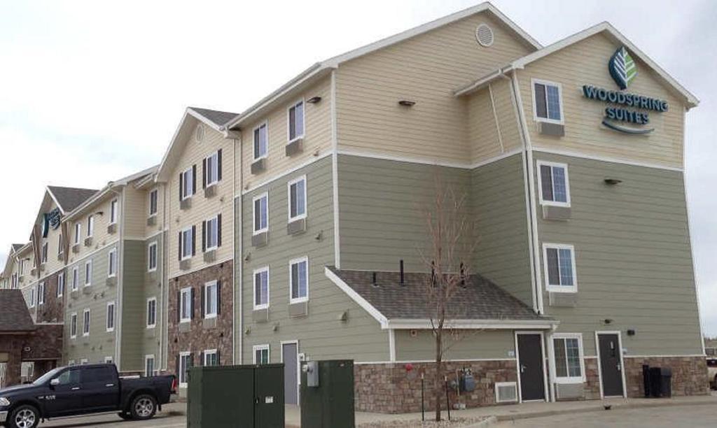 Suburban Studios Watford City Экстерьер фото